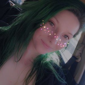 Meet your Posher, Kyracurb